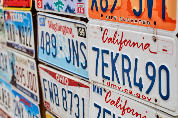 старые прекращенные автомобильные номерные знаки или регистрационные номера транспортных средств из разных сша таких как калифорния, ваш� - license plate metal rusty old стоковые фото и изображения