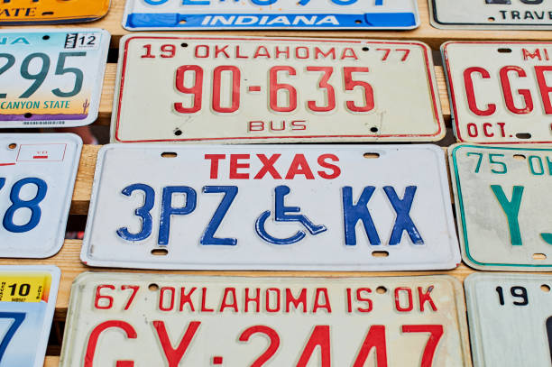 stare wycofane tablice rejestracyjne samochodów lub numery rejestracyjne pojazdów z różnych stanów usa, takich jak texas, oklahoma, indiana. - disarmament zdjęcia i obrazy z banku zdjęć