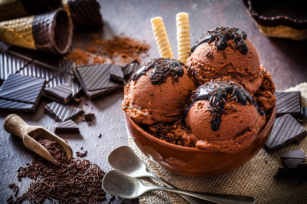 gelado de chocolate em uma bacia de argila marrom - ice cream sundae - fotografias e filmes do acervo