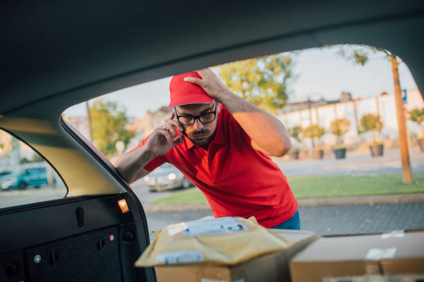 istock Delivery man in trouble phoning 1173387624
