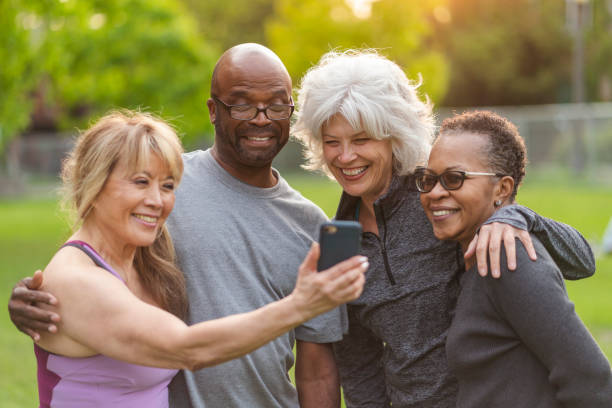 multiethnische gruppe von älteren freunden posieren für selfie draußen - senior adult multi ethnic group friendship women stock-fotos und bilder