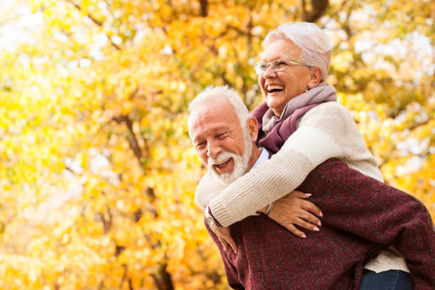 retrato de la pareja senior riendo - senior adult fun autumn senior couple fotografías e imágenes de stock