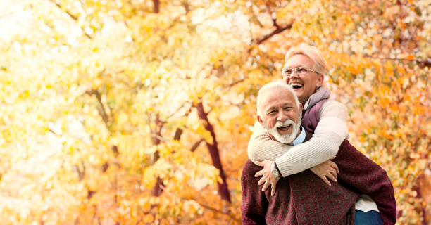 glückliches senior-paar - senior couple stock-fotos und bilder