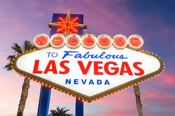 signo de bienvenida de las vegas - welcome to fabulous las vegas sign las vegas metropolitan area famous place night fotografías e imágenes de stock