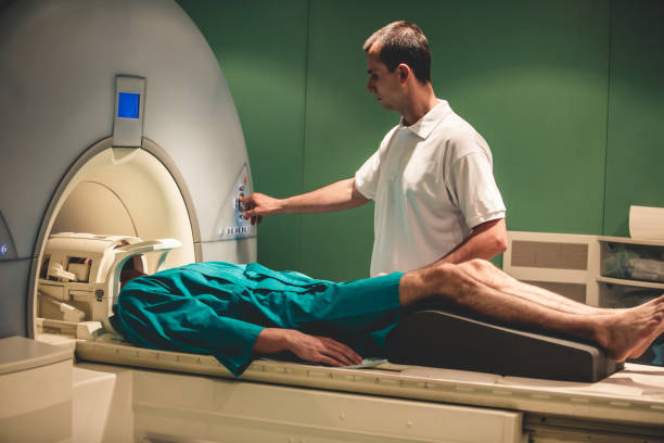 начало мрт - brain mri scanner mri scan medical scan стоковые фото и изображения