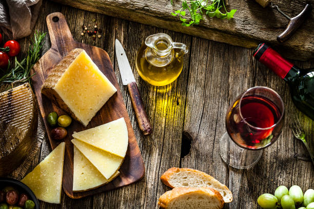 spanish food: manchego cheese, red wine and olives on rustic wooden table - carbohydrate freshness food and drink studio shot imagens e fotografias de stock