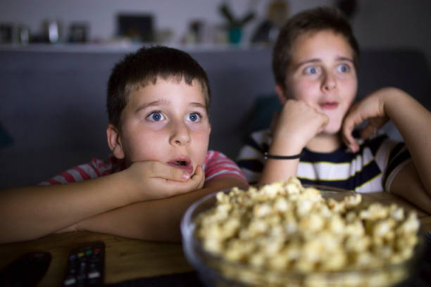 meninos wathing um filme - family sofa night indoors - fotografias e filmes do acervo