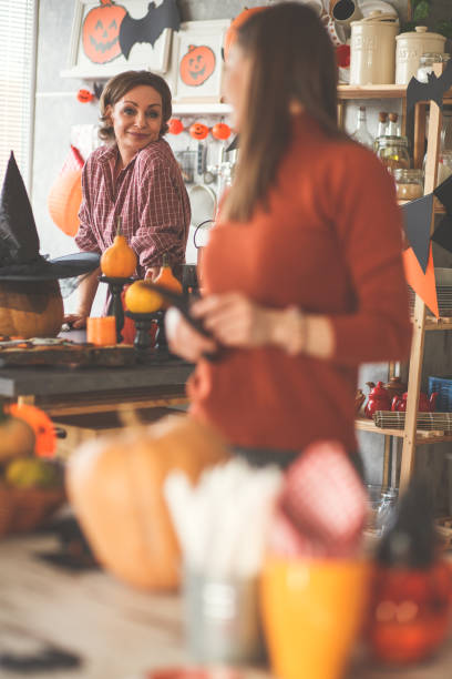 istock Preparing the house of Halloween, decorating 1173405897