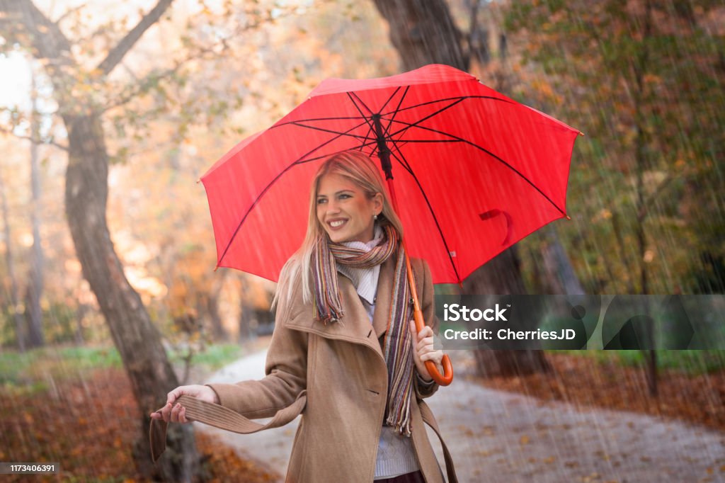 Glückliche junge Frau genießen im Herbst Regen - Lizenzfrei Regenschirm Stock-Foto