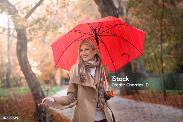 Glückliche Junge Frau Genießen Im Herbst Regen Stockfoto und mehr Bilder von Regenschirm - Regenschirm, Eine Person, Menschen