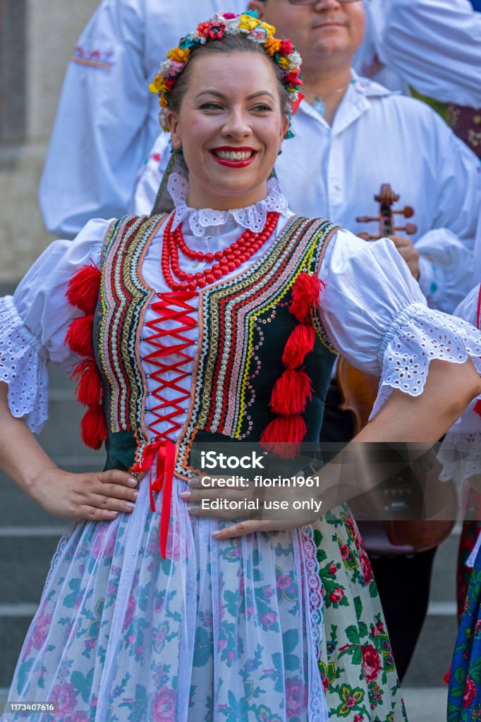 Corte pala Rápido Retrato De Mujeres Bailarinas De Polonia Con Traje Tradicional Foto de  stock y más banco de imágenes de Cultura polaca - iStock