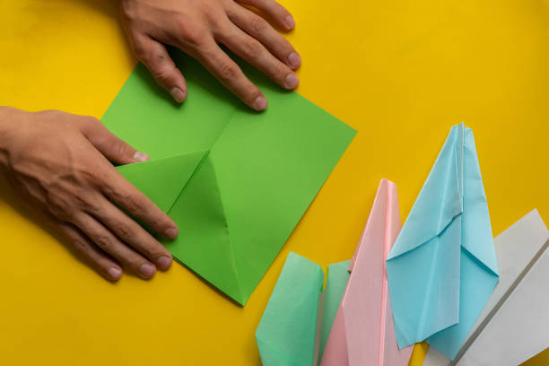 osoba ręce co origami kolorowy papier płaszczyzny - japan isolated origami red zdjęcia i obrazy z banku zdjęć