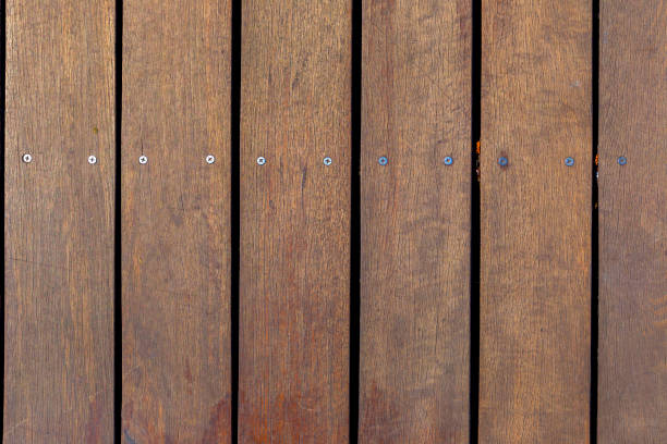 texture di assi del pavimento con viti per strada - knotted wood plank wall abstract texture foto e immagini stock