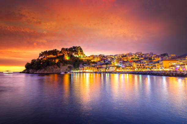 panoramautsikt över natursköna parga city, grekland - parga bildbanksfoton och bilder