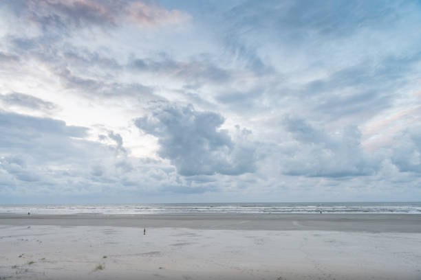 meereslandschaft, sonnenuntergang am meer, schöner blaubewölkter himmel, kontrast, licht, schatten, idyllisch, reflexion im wasser, niederländische nordsee, küste, ameland, wattenmeerinsel, friesland, niederlande - nes stock-fotos und bilder