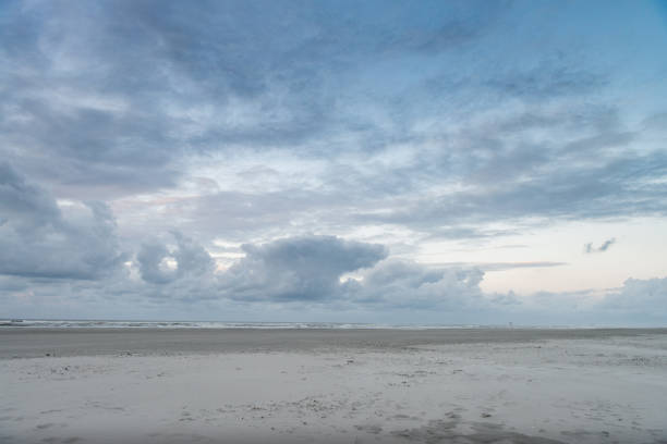 морской пейзаж, закат на берегу моря, красивое голубое облачное небо, контраст, свет, тень, идиллия, отражение в воде, голландское северное м� - nes стоковые фото и изображения