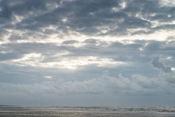 paisaje marino, puesta de sol en la costa, hermoso cielo azul nublado, contraste, luz, sombra, idílico, reflejo en el agua, mar norte holandés, costa, ameland, isla de wadden, frisia, los países bajos - nes fotografías e imágenes de stock