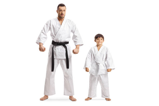 hombre y un niño en kimonos de karate - child karate little boys martial arts fotografías e imágenes de stock