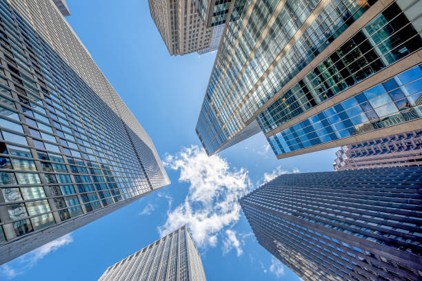 미국 뉴욕 맨해튼 다운타운의 고층 빌딩 - finance directly below manhattan skyscraper 뉴스 사진 이미지