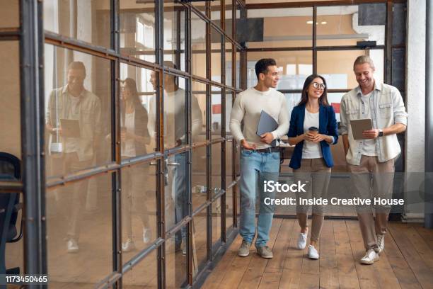 Multirassische Junge Kreative Menschen Im Modernen Büro Gruppe Von Jungen Geschäftsleuten Hipsterteam Arbeiten Zusammen In Coworking Freiberufler Stockfoto und mehr Bilder von Büro