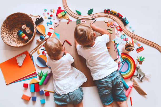 les enfants dessinent et font de l'artisanat. contexte pour les cours préscolaires et maternelles ou d'art. - childs toy photos et images de collection