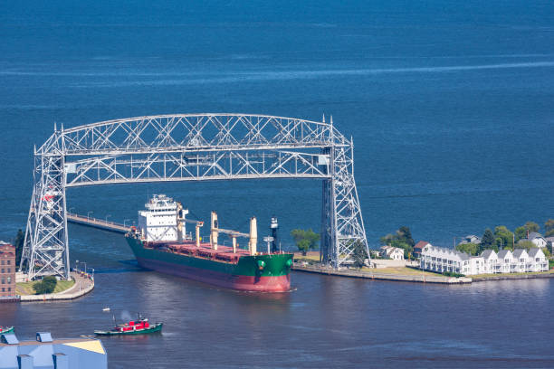 スーペリア湖の港に入る船 - vertical lift bridge ストックフォトと画像