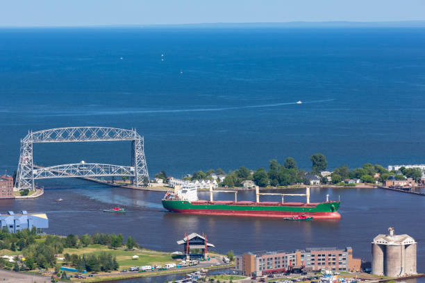 statek wjazd do portu nad jeziorem superior - vertical lift bridge zdjęcia i obrazy z banku zdjęć