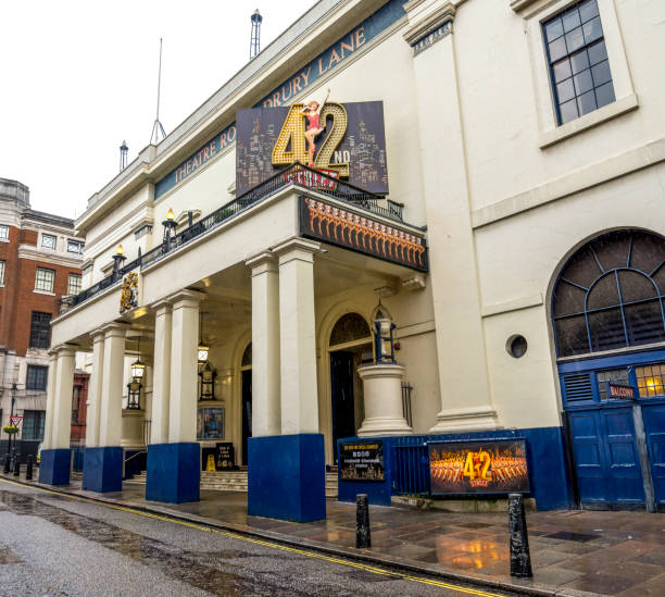 theatre royal building between drury lane and catherine street, london, united kingdom - drury lane imagens e fotografias de stock