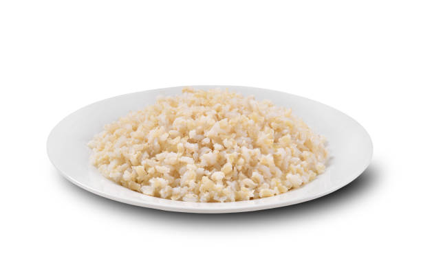 arroz integral sobre plato blanco - brown rice cooked rice steamed fotografías e imágenes de stock