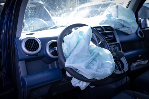 voiture détruite totale - airbag photos et images de collection