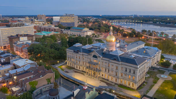 sección frente al agua trenton new jersey delaware river y capital statehouse - nueva jersey fotografías e imágenes de stock