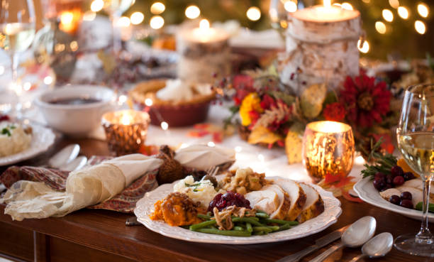 dîner de thanksgiving turquie - thanksgiving turkey dinner table photos et images de collection