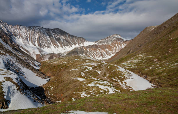 view of the shumak pass from the shumak river - russia river landscape mountain range imagens e fotografias de stock