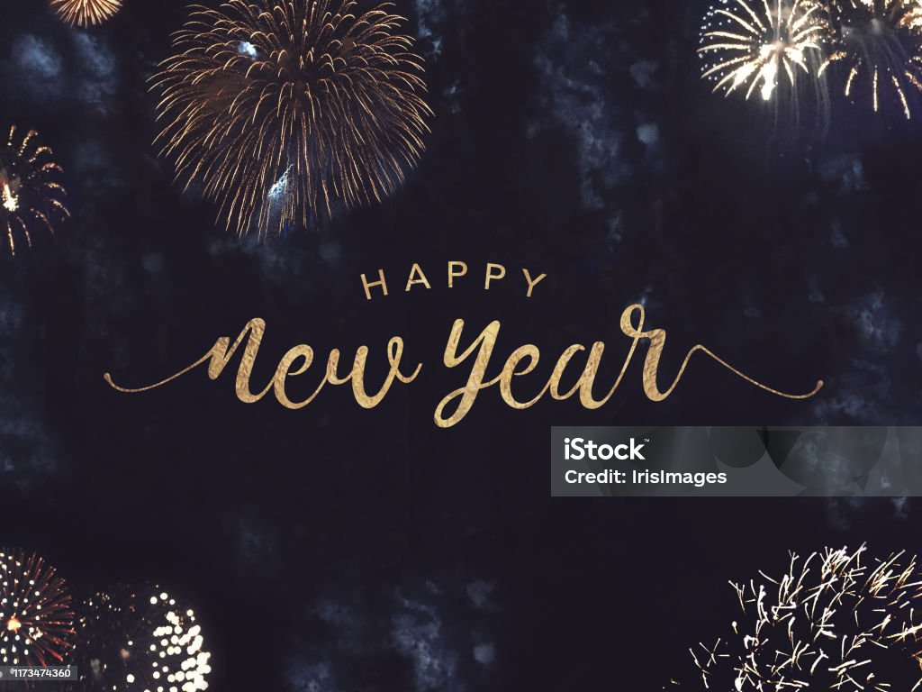 Buon testo di Capodanno con fuochi d'oro nel cielo notturno - Foto stock royalty-free di Vigilia di Capodanno