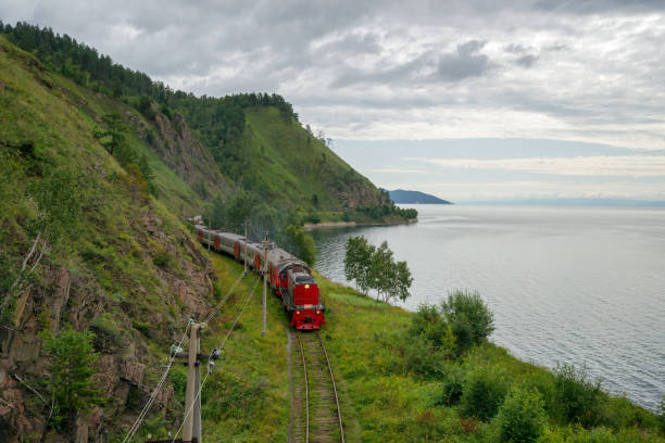 der zug auf der circum-baikal-bahn - baikalsee stock-fotos und bilder