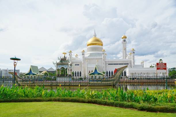 istock Omar Ali Saifuddien Mosque, Brunei 1173481623