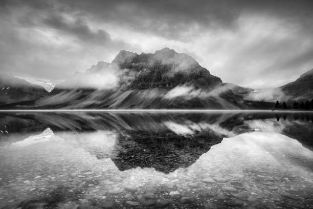 black and white of bow lake, banff national park, alberta canada - bow lake imagens e fotografias de stock