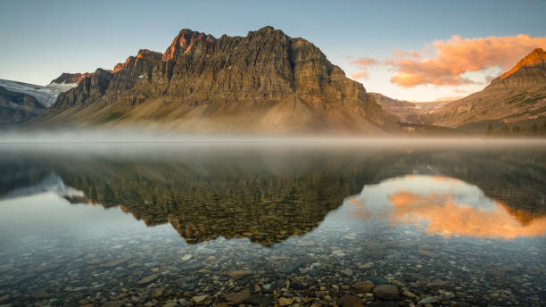 선라이즈 오브 보우 레이크, 밴프 국립공원, 앨버타 캐나다 - bow lake 뉴스 사진 이미지