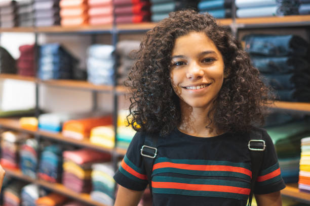 retrato de adolescente chica en tienda de ropa - department store shopping teenage girls clothing fotografías e imágenes de stock