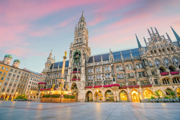 skyline de munich com o salão de cidade de marienplatz - nova prefeitura de munique - fotografias e filmes do acervo