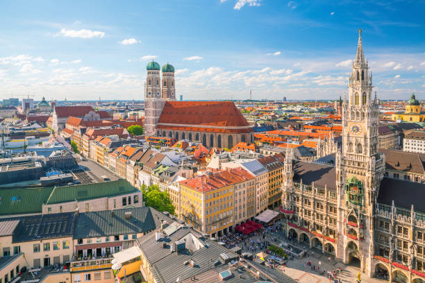 horizon de munich avec l'hôtel de ville de marienplatz - famous place germany town summer photos et images de collection