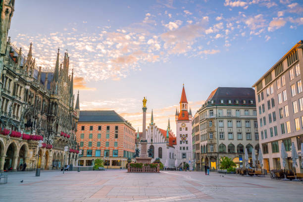 ミュンヘンのマリエン広場の旧市庁舎 - german culture 写真 ストックフォトと画像