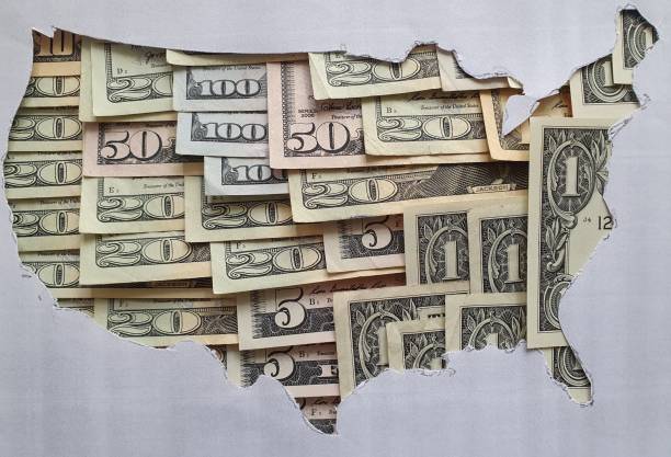 carte des états-unis d'amérique formé avec de l'argent en dollars américains - us currency photos et images de collection