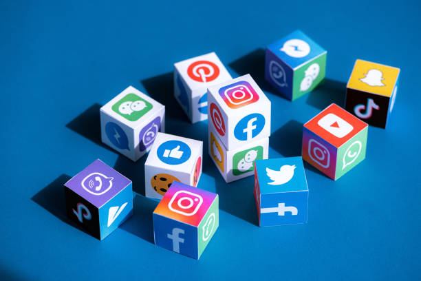 logotypes de aplicativos de mídia social impressos em cubos - social media marketing branding sign - fotografias e filmes do acervo