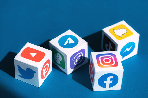 social media apps logotypen, die auf einem cube gedruckt werden - telephone application software editorial symbol stock-fotos und bilder