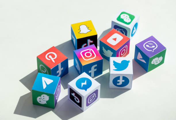 social media apps logotypen, die auf einem cube gedruckt werden - popular culture fotos stock-fotos und bilder