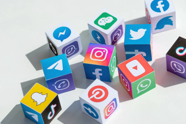 キューブに印刷されたソーシャル メディア アプリのロゴタイプ - pinterest ストックフォトと画像