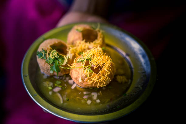 panipuri, golgappa, patashi chaat an indian snacks - asia cooked food gourmet imagens e fotografias de stock