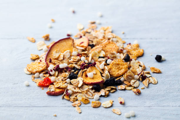 muesli granola. colazione sana. avena biologica con mele, bacche e noci. sfondo in legno. - oatmeal raisin porridge nut foto e immagini stock