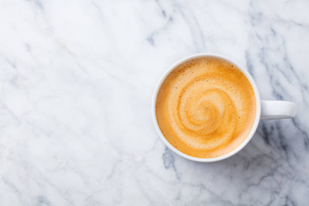 café, espresso dans la tasse blanche du fond de table de marbre. vue du haut. copiez l'espace. - latté photos et images de collection